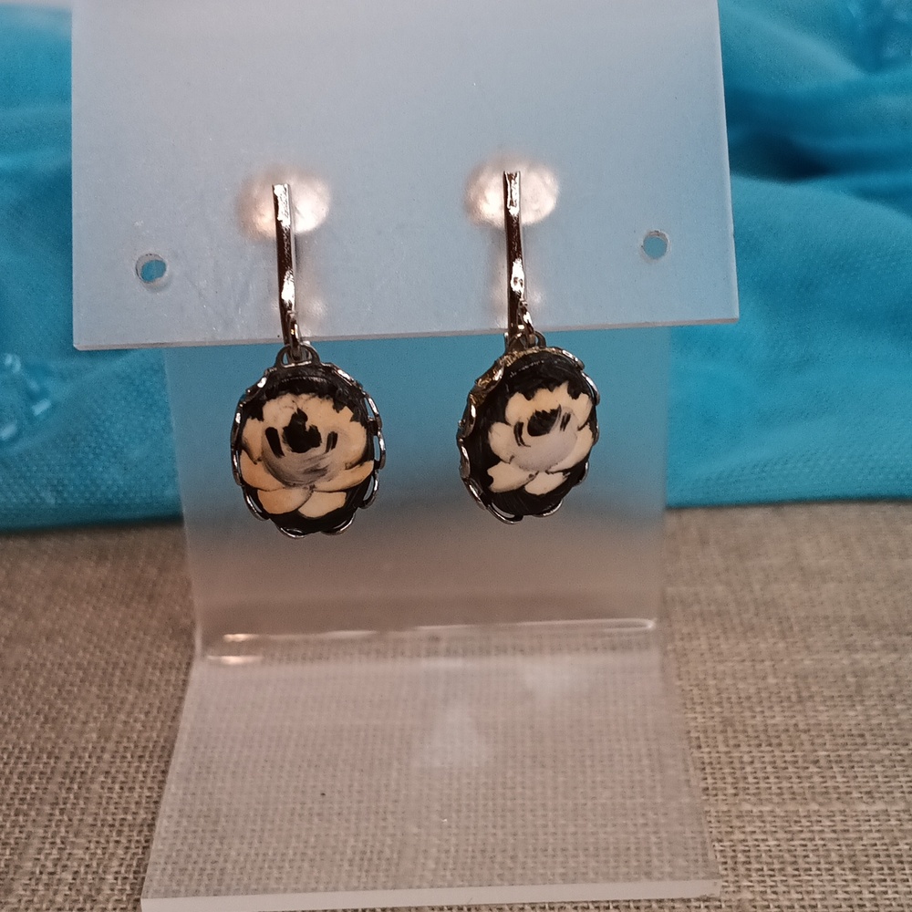 Black White Rose Dangle Silver Tone Clip Earrings Vintage - Picture 2 of 5